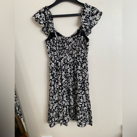 Old Navy Black and Cream Floral midi Dress with flutter sleeves cotton blend M - Picture 3 of 8